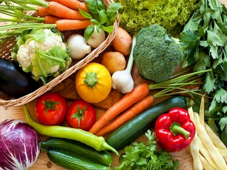 Người bệnh nên bổ sung nhiều rau xanh và trái cây