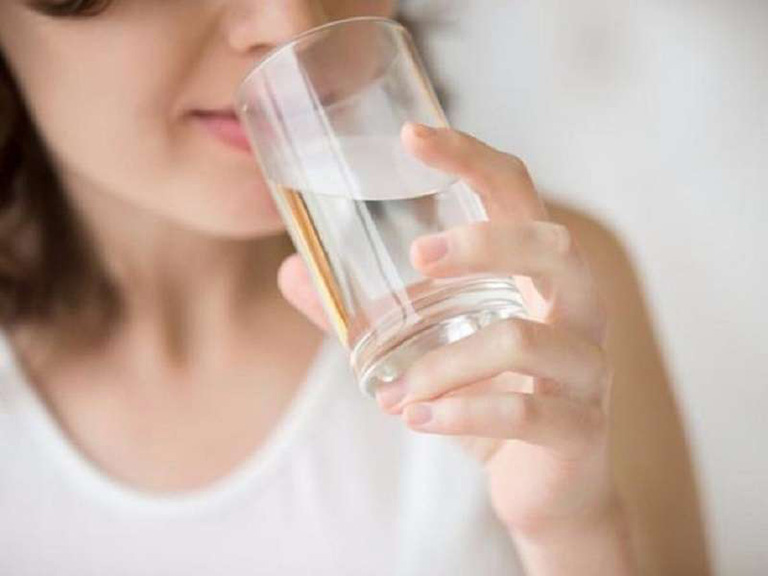 Uống đủ nước mỗi ngày giúp người bệnh dạ dày có sức khỏe tốt hơn