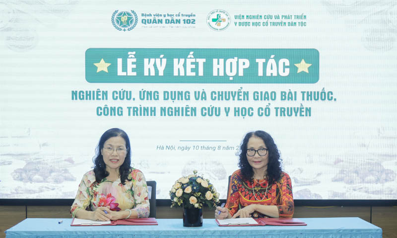 Đại diện 2 đơn vị là Bác sĩ Nguyễn Thị Vân Anh và Bác sĩ Lê Phương