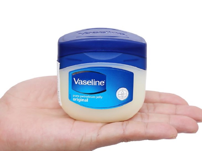 Người bệnh có thể được chỉ định Vaseline để dưỡng ẩm cho da