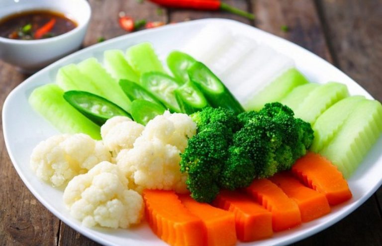 Người bị suy thận nên ăn các loại rau xanh như súp lơ, ớt chuông, bắp cải...