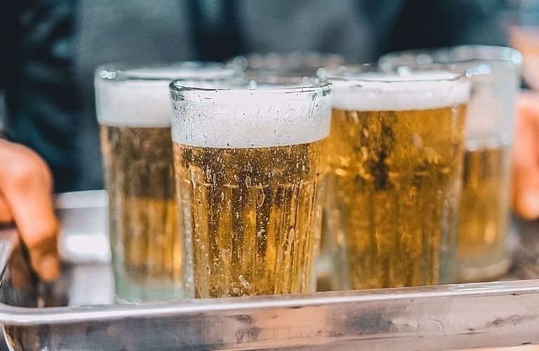 Rượu bia gây hại cho gan, dạ dày và cả xương khớp