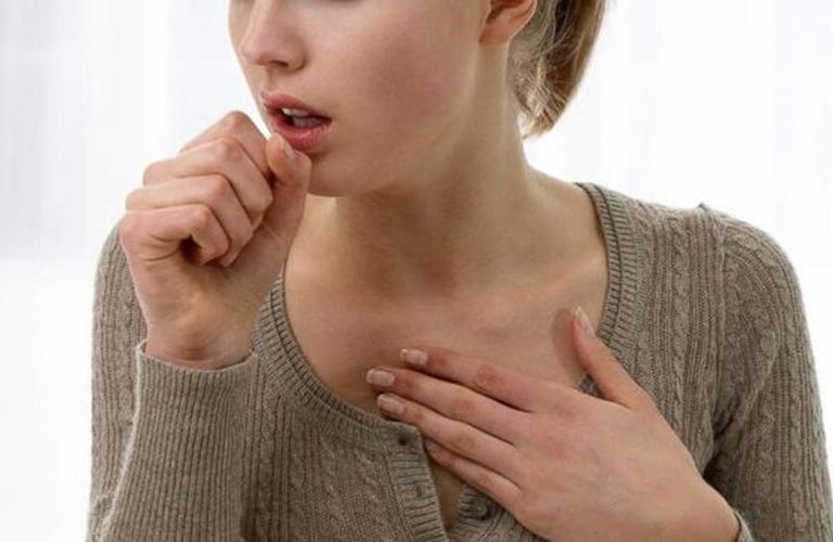 Viêm họng cấp tính thường có biểu hiện ho kèm theo đau rát cổ họng