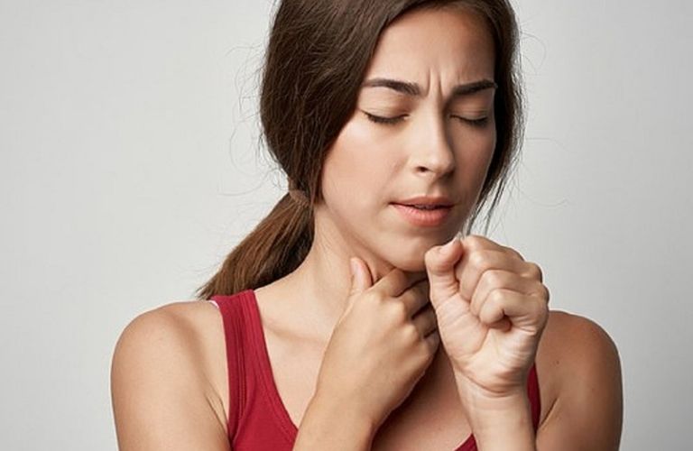 Viêm họng mạn tính có thể kèm theo đau nhức toàn thân, sốt nhẹ