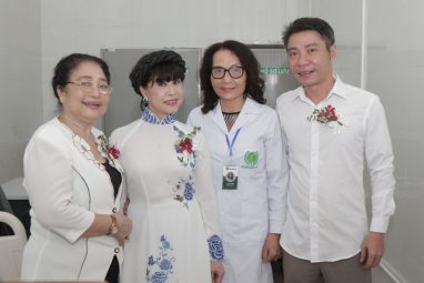 Các nghệ sĩ chụp ảnh cùng bác sĩ Lê Phương sau buổi lễ khai trương
