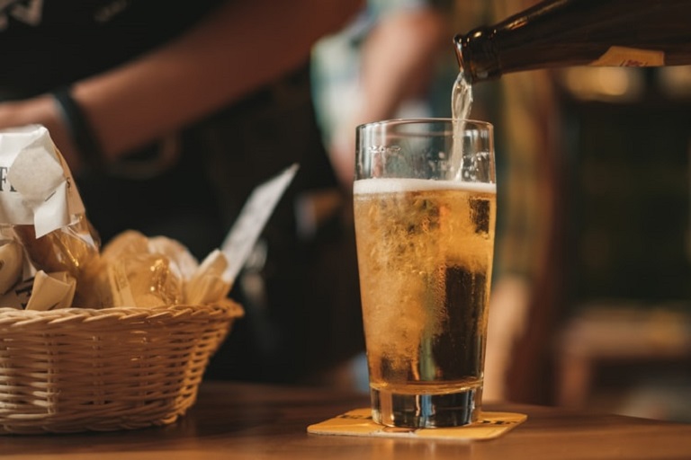 Hạn chế rượu bia giúp giảm nồng độ axit uric trong máu