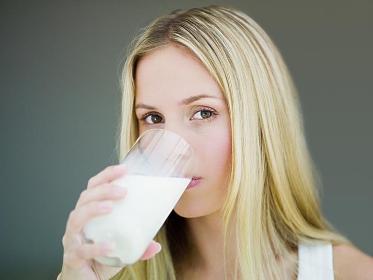 Nhiều người có quan niệm khi mắc bệnh sỏi thận thì không uống sữa