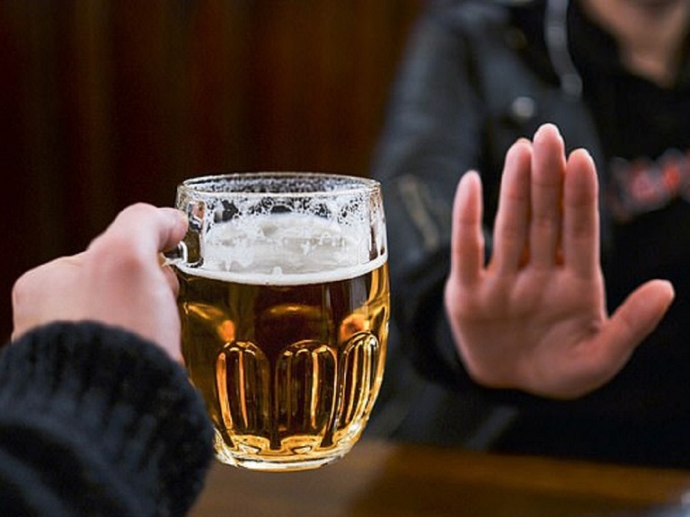 Nói không với bia rượu, chất kích thích giúp làm giảm chỉ số cholesterol