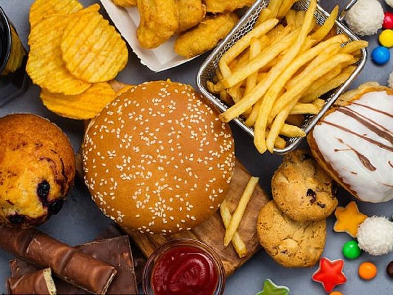Việc ăn quá nhiều thực phẩm giàu chất béo là nguyên nhân khiến cholesterol tăng quá mức