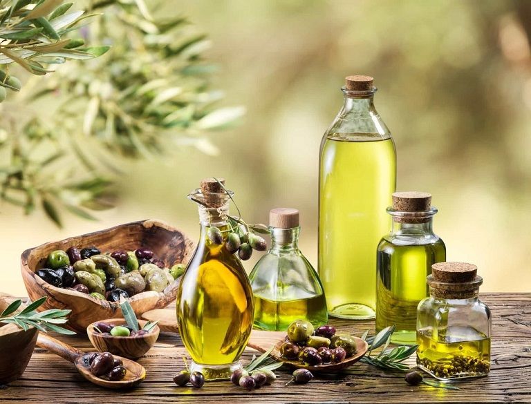 Dầu oliu là một trong những sản phẩm người bị giảm cholesterol nên sử dụng