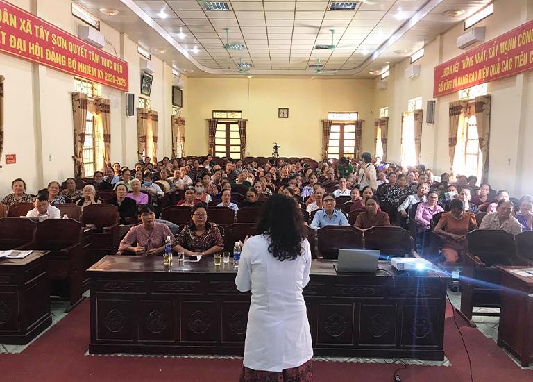 Chiều cùng ngày, hội thảo được tổ chức tại xã Tây Sơn với gần 200 bà con tham gia