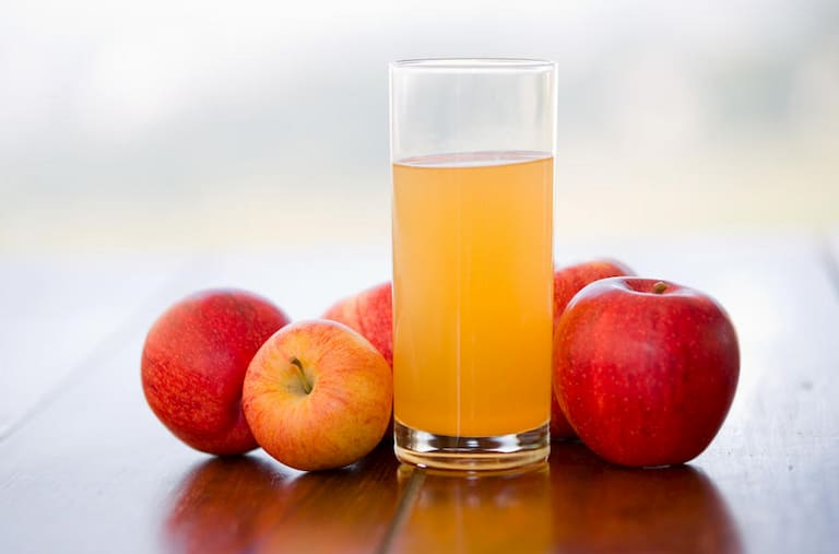 Nước ép táo giúp giảm tình trạng đau bụng khó chịu