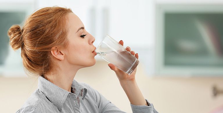 Uống đủ 2 lít nước/ngày để giữ cho cơ thể khỏe mạnh