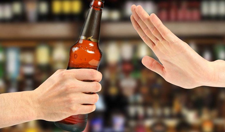 Bỏ những thói quen xấu như uống bia rượu là điều cần thiết với người suy thận mạn