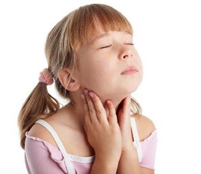 Trẻ có thể bị phì đại amidan do nhiều yếu tố gây ra tình trạng đau rát họng, cản trở đường thở