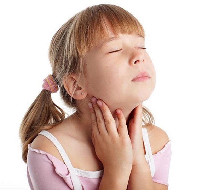 Trẻ có thể bị phì đại amidan do nhiều yếu tố gây ra tình trạng đau rát họng, cản trở đường thở