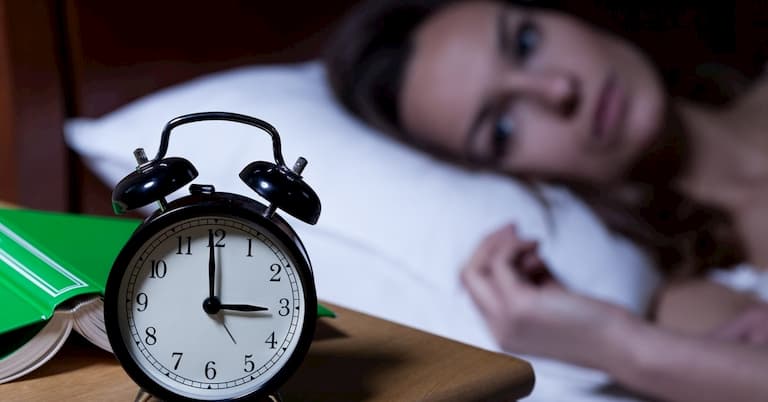 Người bệnh có thể gặp phải chứng mất ngủ bời vì những cơn đau dai dẳng