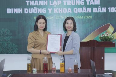 Bà Trần Thanh Hằng trao quyết định thành lập Trung tâm và bổ nhiệm Giám đốc Trung tâm