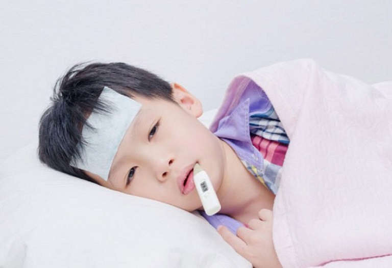 Viêm họng ở trẻ có thể kèm theo sốt cao