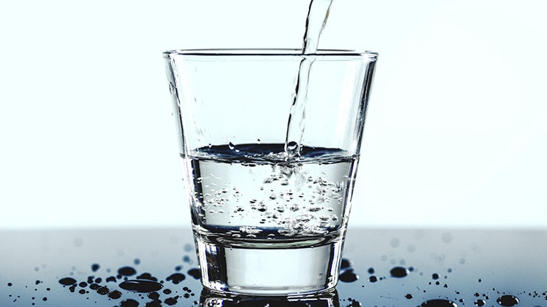 Nên uống đủ nước mỗi ngày khi đang trị bệnh