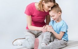 Viêm khớp gối ở trẻ em có sao không? Cách điều trị chuẩn xác