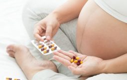 Bà bầu viêm họng uống thuốc gì an toàn nhất cho thai nhi?
