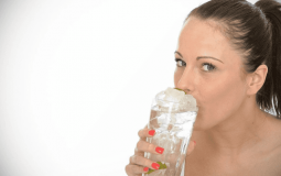 Uống nước đá có gây viêm họng không? Chuyên gia giải đáp