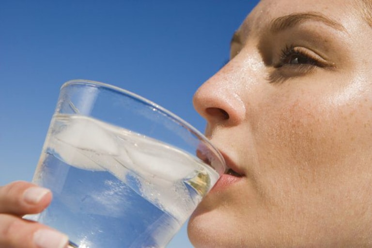 Thói quen uống nước đá, nước lạnh ngay khi vừa đi nắng về có hại cho sức khoẻ