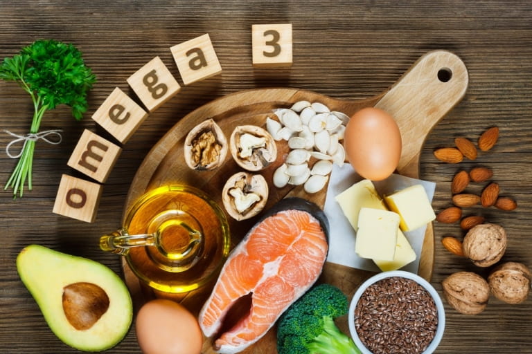 Thực phẩm chứa nhiều omega 3 như hạt óc chó, hạnh nhân, bơ, trứng gà, cá hồi, dầu ô liu,...