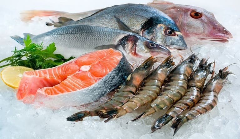 Người bị bệnh viêm da tiếp xúc cần tránh xa các loại đồ ăn gây kích ứng như hải sản và một số thói quen không tốt trong sinh hoạt hàng ngày
