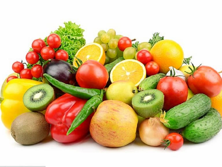 Rau xanh và trái cây không thể thiếu trong thực đơn của bệnh nhi