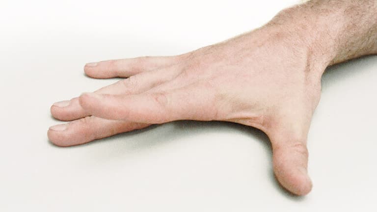 Bài tập nâng ngón tay giúp thư giãn tối đa cho khớp cổ tay