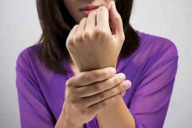 Đau khớp cổ tay sau sinh là bệnh gì? Triệu chứng và cách điều trị