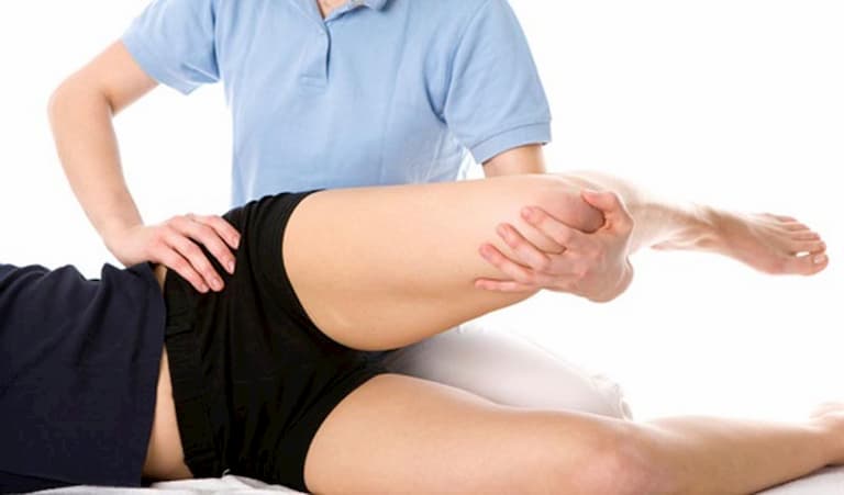 Massage nhẹ nhàng khớp háng có thể giúp giảm đau nhức