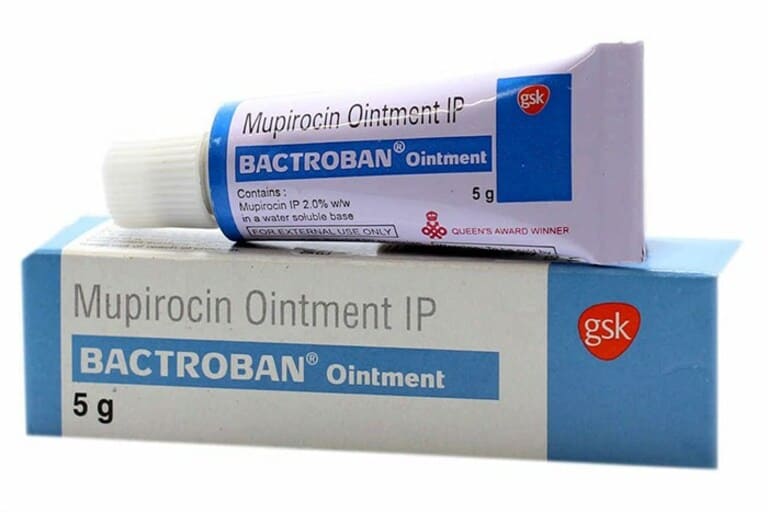 Bactroban được bào chế dạng thuốc mỡ, người bệnh chỉ nên bôi một lớp mỏng, tránh để da bị bít tắc bởi kem mỡ