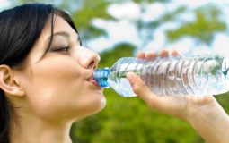 [Chuyên gia giải đáp] Viêm đường tiết niệu có nên uống nhiều nước không?