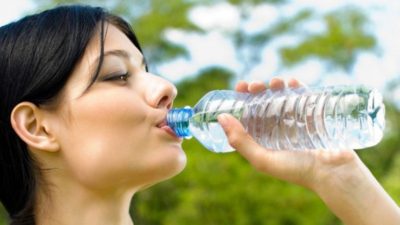 [Chuyên gia giải đáp] Viêm đường tiết niệu có nên uống nhiều nước không?
