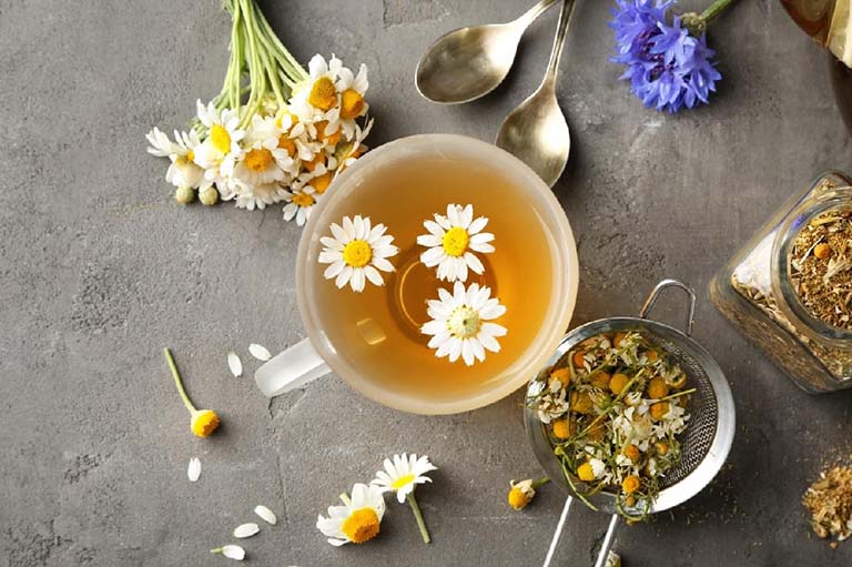 Bài thuốc chữa viêm amidan bằng mật ong và hoa cúc