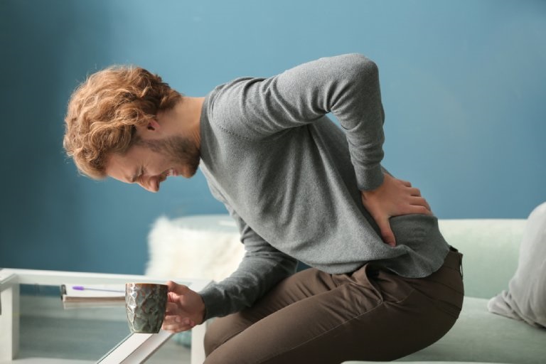 Tiểu buốt và đau lưng có phải bệnh lý nguy hiểm không và hướng điều trị thích hợp