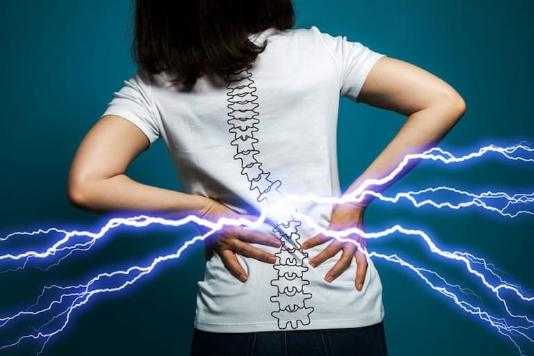 Người bệnh thoát vị đĩa đệm cột sống thắt lưng thường cảm thấy đau nhức khó chịu ở vùng lưng dưới