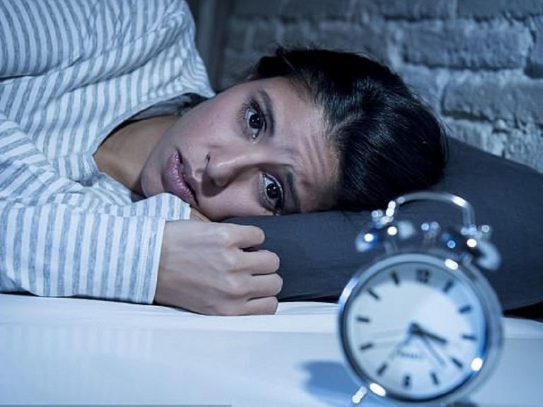 Tiểu đêm mất ngủ làm rối loạn cuộc sống sinh hoạt, người bệnh mệt mỏi, thiếu sức sống