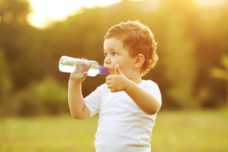 Trẻ uống nhiều nước mang lại lợi ích rất tốt cho da, hệ tiêu hoá