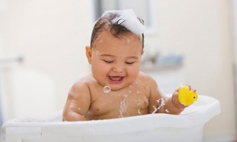 Nên tắm cho trẻ hàng ngày bằng sản phẩm dành riêng cho trẻ em