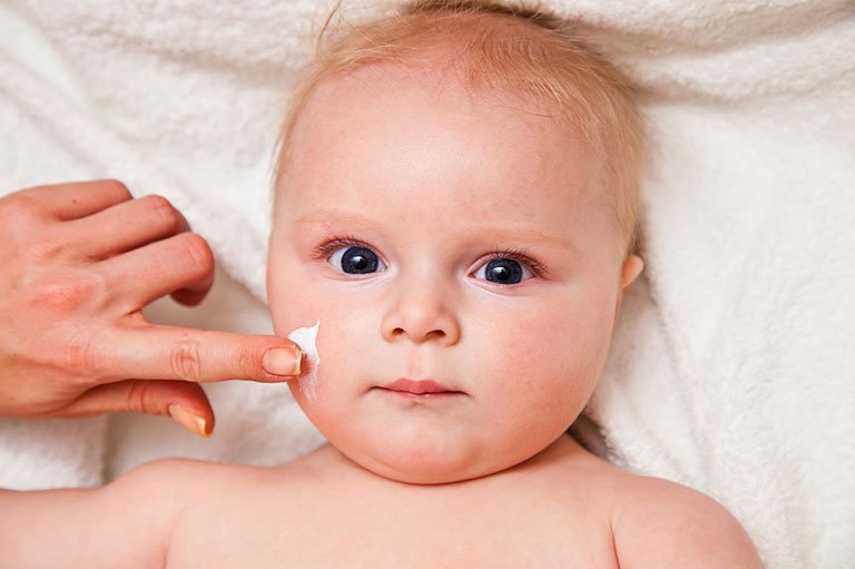 Cha mẹ nên thường xuyên sử dụng các sản phẩm dưỡng ẩm giúp bảo vệ da cho trẻ