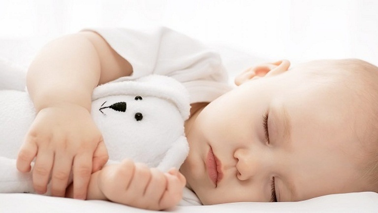 Để chăm sóc trẻ viêm amidan, cha mẹ cần cho trẻ nghỉ ngơi hợp lý