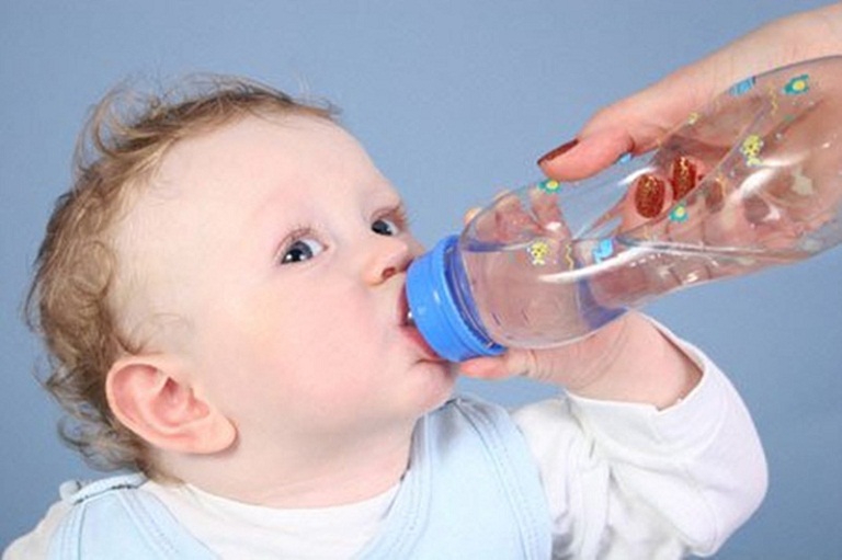 Cha mẹ cần cho trẻ uống đủ nước để tránh bị khô miệng, khô họng