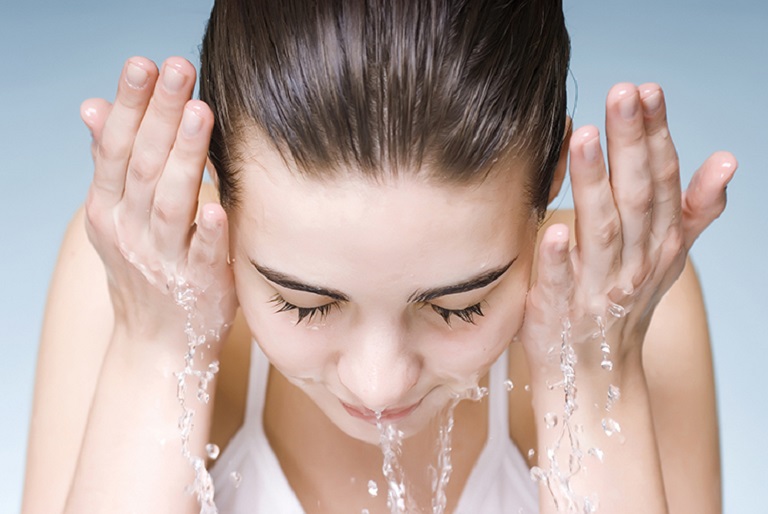 Rửa mặt bằng nước muối giúp da sạch hơn và loại bỏ vi khuẩn có hại