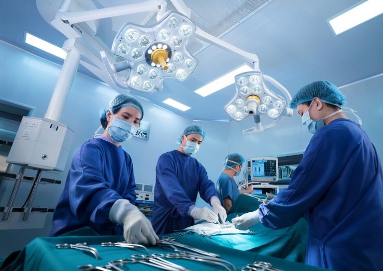 Phẫu thuật được dùng trong trường hợp bệnh nặng, đòi hỏi bác sĩ có trình độ chuyên môn cao