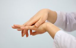 Ngứa đầu ngón tay là bệnh gì? [Giải đáp chi tiết nhất]