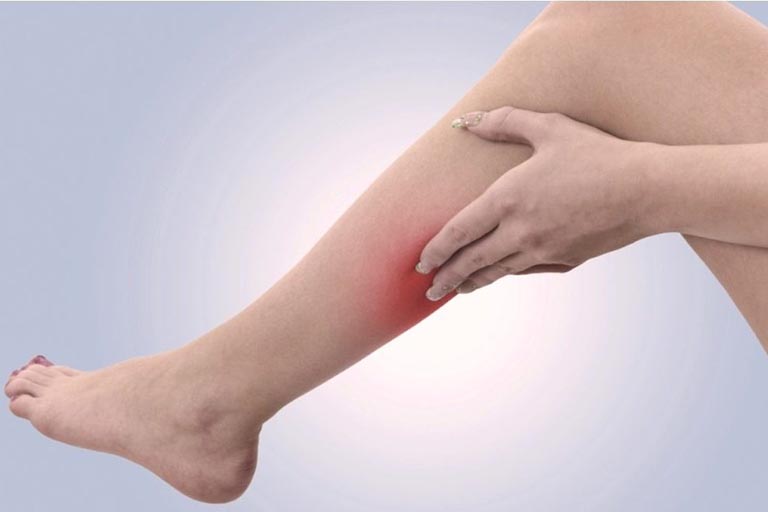 Ngứa hai ống chân có thể do nhiều nguyên nhân gây ra